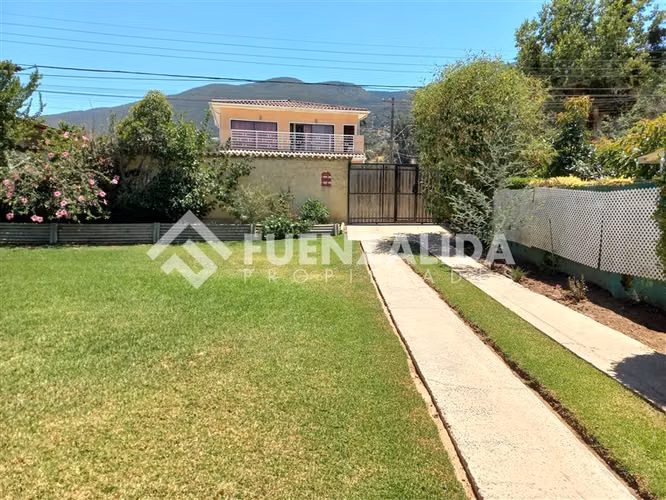 Casa en venta de 4 dorm baños, piscina, central, impecable.