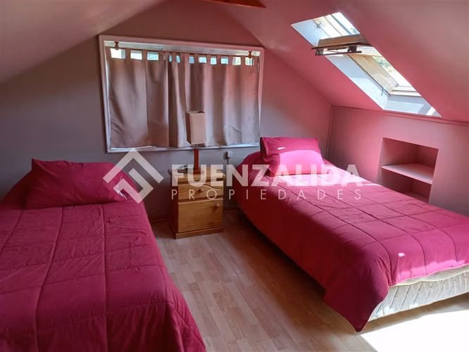 Casa en venta de 4 dorm baños, piscina, central, impecable.