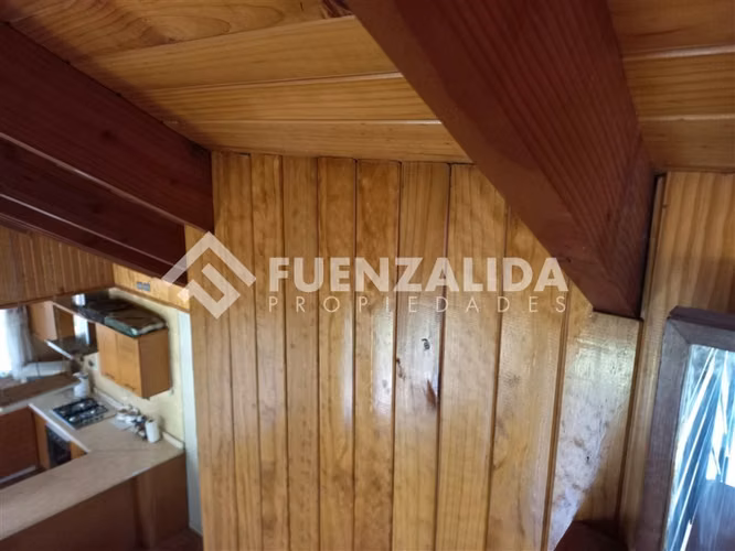 Casa en venta de 4 dorm baños, piscina, central, impecable.