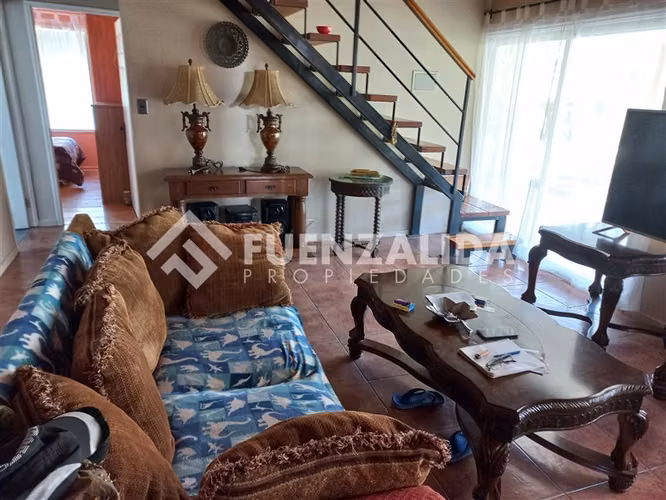 Casa en venta de 4 dorm baños, piscina, central, impecable.