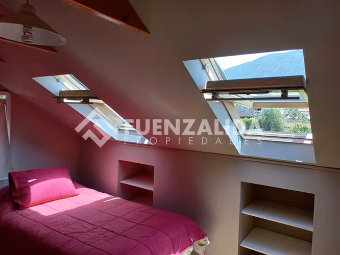 Casa en venta de 4 dorm baños, piscina, central, impecable.