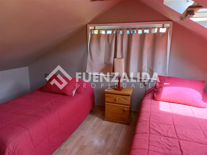 Casa en venta de 4 dorm baños, piscina, central, impecable.