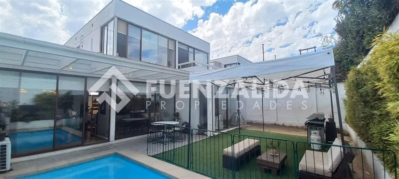 Casa en venta de 5 dorm. en Peñalolén
