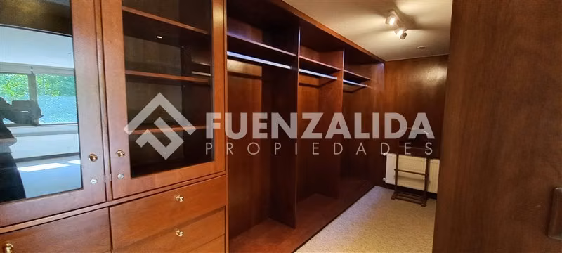 Casa en arriendo de 5 dorm. en Vitacura