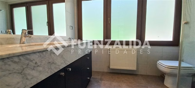 Casa en arriendo de 5 dorm. en Vitacura