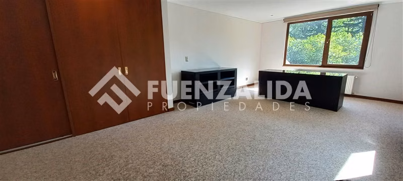 Casa en arriendo de 5 dorm. en Vitacura