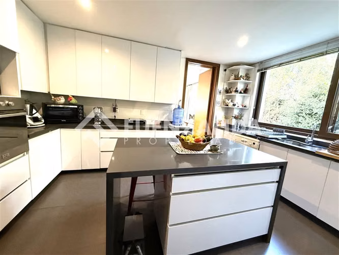 Casa en venta de 8 dorm. en Colina