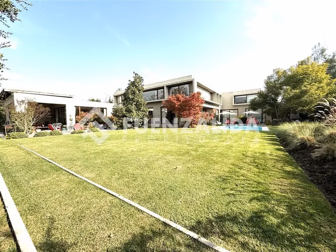 Casa en venta de 8 dorm. en Colina
