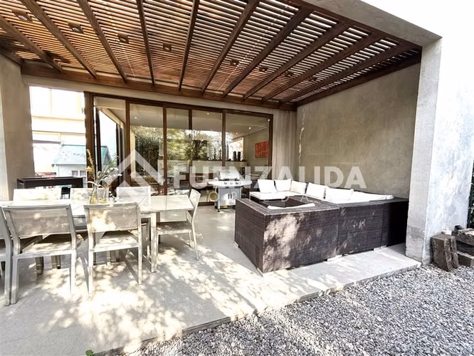 Casa en venta de 8 dorm. en Colina