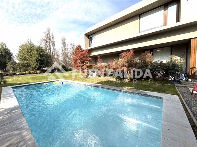 Casa en venta de 8 dorm. en Colina