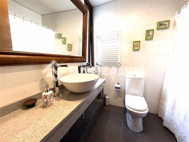Casa en venta de 8 dorm. en Colina