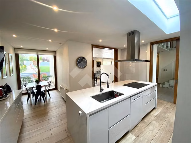 Excelente Casa en venta de 5 dorm. en Los Bosques Chicureo.