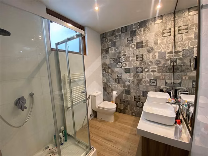 Excelente Casa en venta de 5 dorm. en Los Bosques Chicureo.