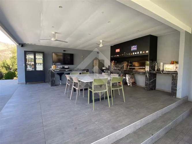 Excelente Casa en venta de 5 dorm. en Los Bosques Chicureo.