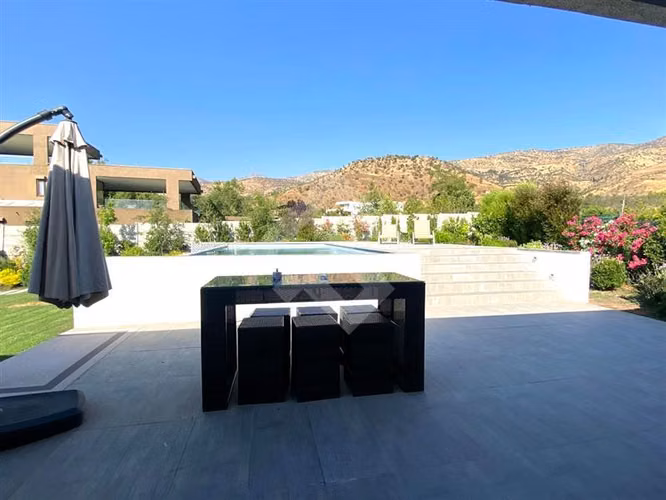 Excelente Casa en venta de 5 dorm. en Los Bosques Chicureo.