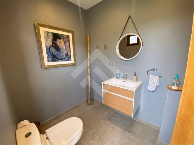 Excelente Casa en venta de 5 dorm. en Los Bosques Chicureo.