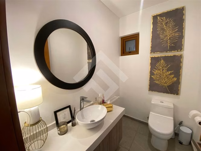 Excelente Casa en venta de 5 dorm. en Los Bosques Chicureo.
