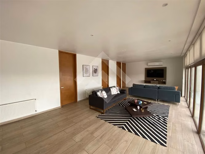 Excelente Casa en venta de 5 dorm. en Los Bosques Chicureo.