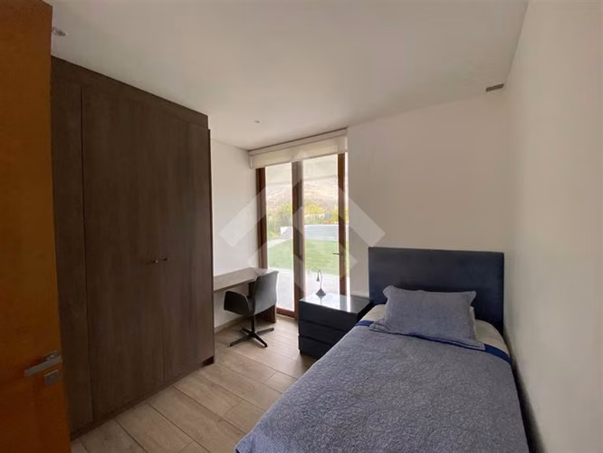 Excelente Casa en venta de 5 dorm. en Los Bosques Chicureo.