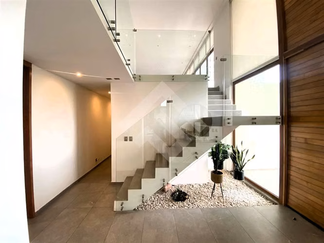 Excelente Casa en venta de 5 dorm. en Los Bosques Chicureo.