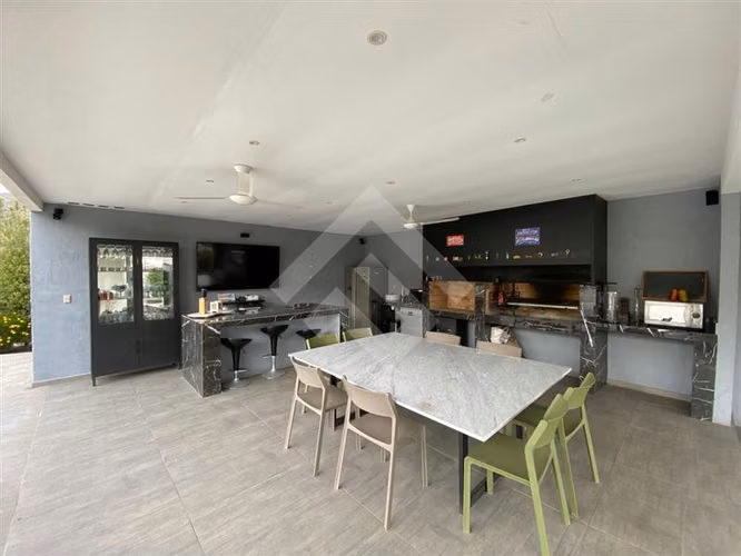 Excelente Casa en venta de 5 dorm. en Los Bosques Chicureo.