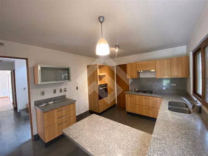 Casa en venta de 3 dorm. en Piedra Roja Colina