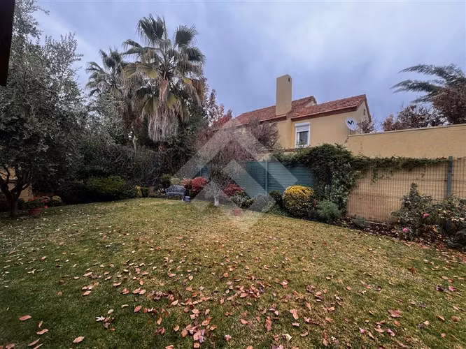 Casa en venta de 4 dorm. + sala estar en Lo Barnechea