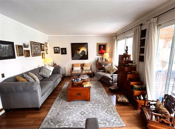 Casa en venta de 4 dorm. + sala estar en Lo Barnechea