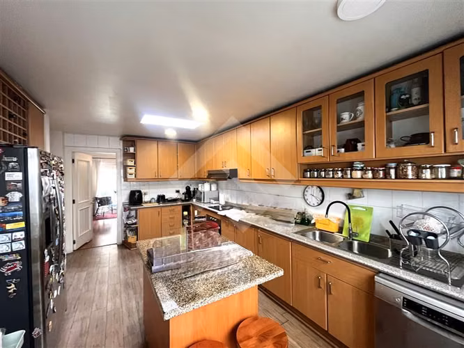 Casa en venta de 4 dorm. + sala estar en Lo Barnechea