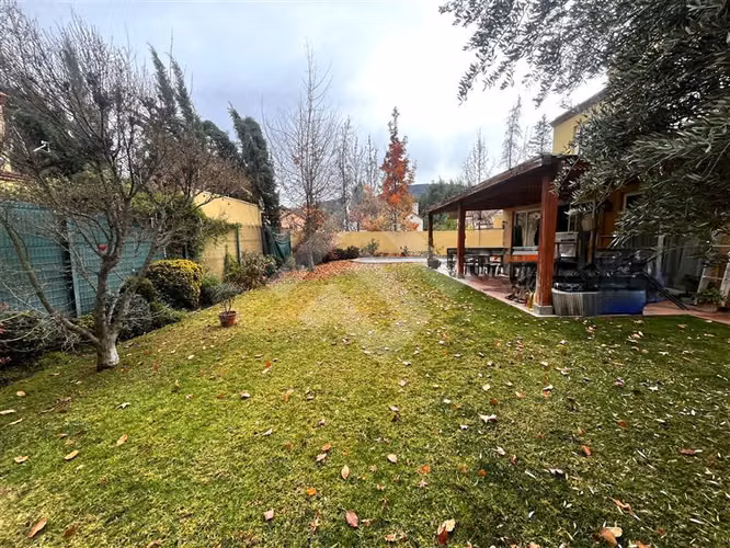 Casa en venta de 4 dorm. + sala estar en Lo Barnechea
