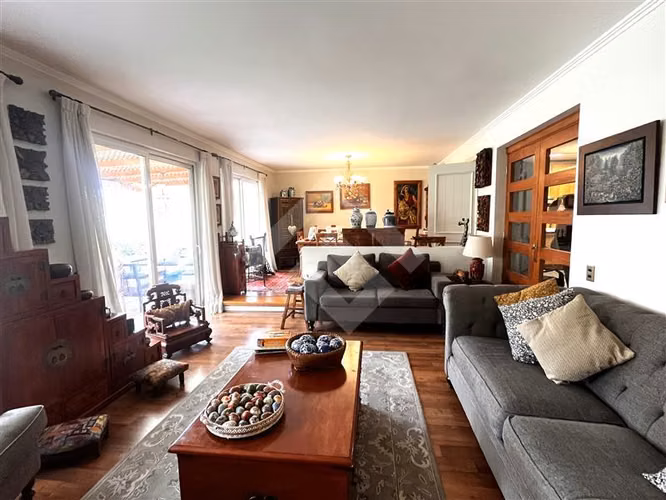 Casa en venta de 4 dorm. + sala estar en Lo Barnechea