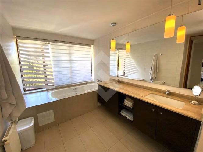 Casa en venta de 5 dorm. en Piedra Roja Colina