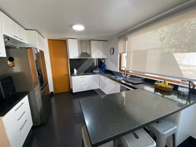 Casa en venta de 5 dorm. en Piedra Roja Colina