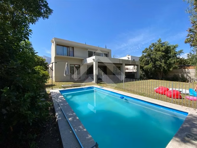 Casa en venta de 5 dorm. en Piedra Roja Colina