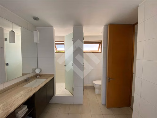 Casa en venta de 5 dorm. en Piedra Roja Colina