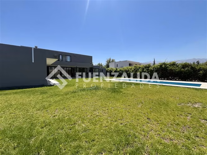 Casa en venta de 5 dorm en Colina
