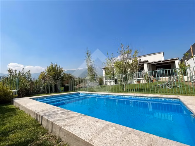Casa en venta de 4 dorm. + sala estar en Piedra Roja