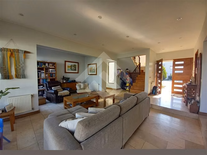 Casa en venta de 6 dorm. en Chicureo Avenida del Valle