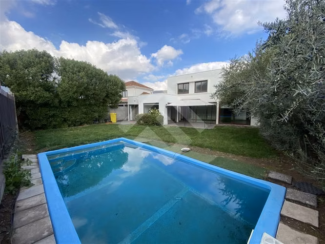 Casa en venta de 4 dorm. en Colina