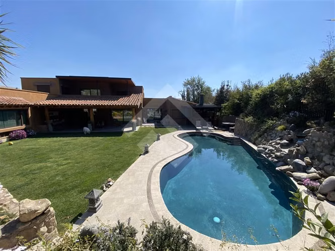 Estupenda Casa en venta de 4 dorm. en Piedra Roja, Colina