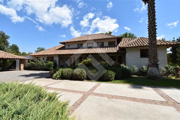 Casa en venta de 5 dorm. en Chicureo Piedra Roja Colina
