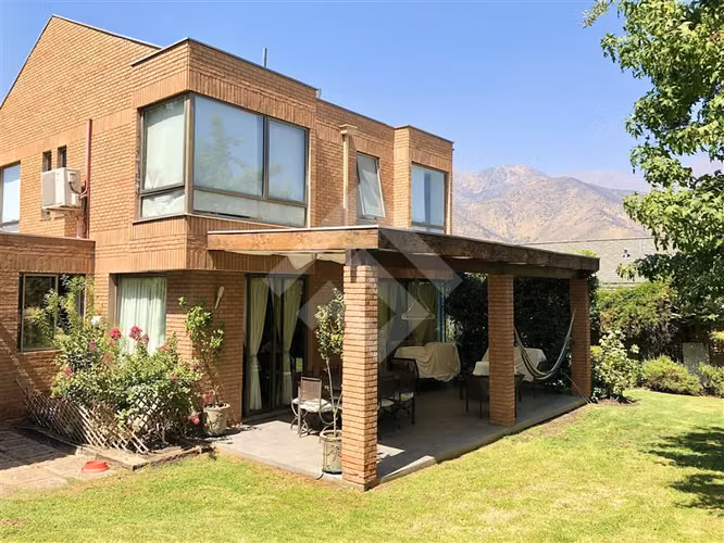 Espectacular Casa Familiar en Venta 6D 5B en Las Condes