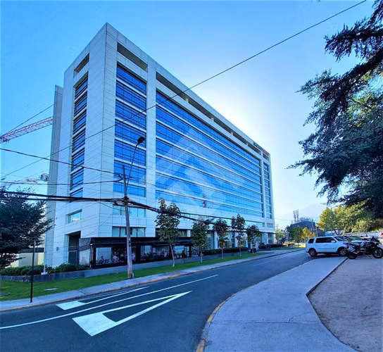 Oficina moderna frente a Plaza en venta en Las Condes