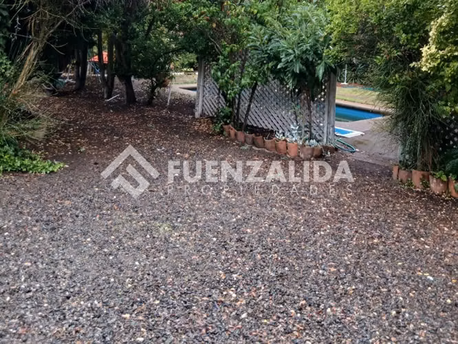 Venta parcela en Quillón con Piscina y Jardín formado