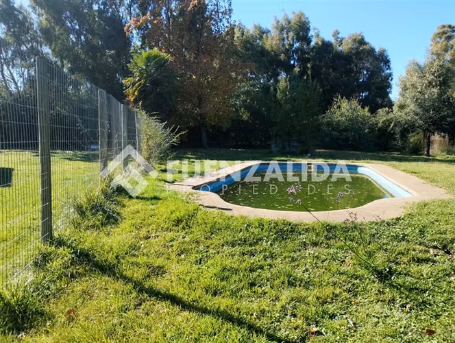 Se Vende Sitio con Piscina y Jardín Formado en Los Ángeles