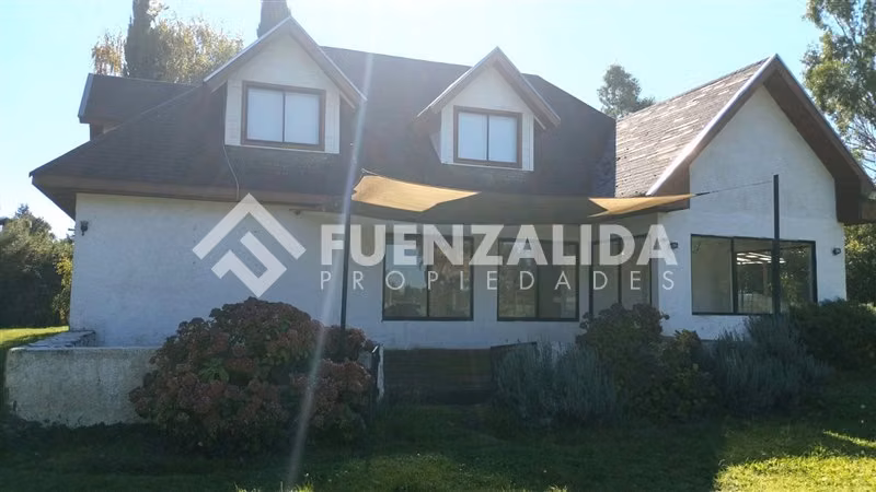 Amplia casa con jardín y seguridad en Los Angeles