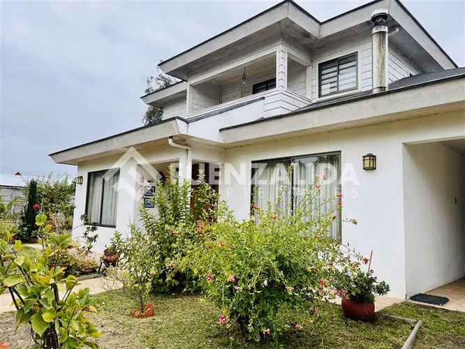 Casa en venta 180 m2 + Cabaña 43 m2 en Quillón