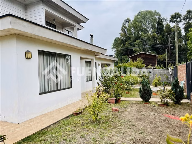 Casa en venta 180 m2 + Cabaña 43 m2 en Quillón