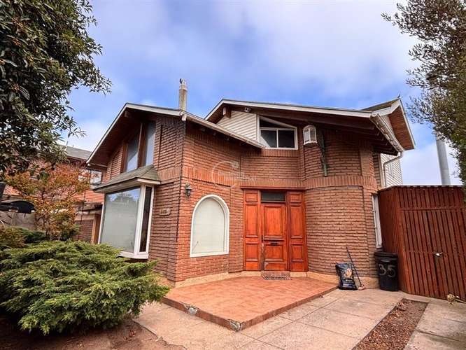 Casa en venta de 4 dorm. en Concón con jardín piscina ,2 Est