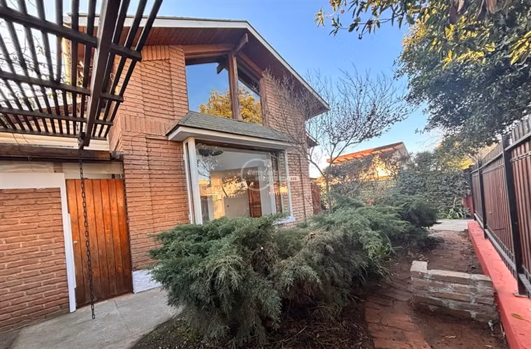 Casa en venta de 4 dorm. en Concón con jardín piscina ,2 Est